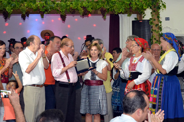 Homenagem do Verde Gaio e da diretoria para o Cônsul Honorário Armenio Mendes, que foi ao palco com a esposa Celeste, os folcloristas e diretores todos juntos, na entrega de uma placa ao grande apoiador não só do grupo da casa, mas da cultura portuguesa no Brasil. Foto: Marcio Marques