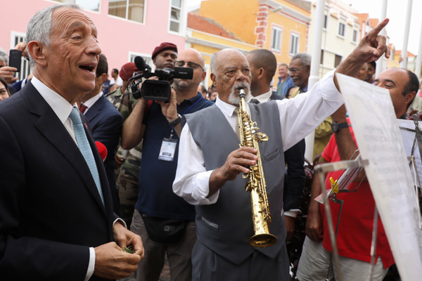 Presidente da República de Portugal, Marcelo Rebelo de Sousa (E) durante uma receção na Câmara do Mindelo, Cabo Verde, 11 de abril de 2017. O Presidente da República visita três ilhas de Cabo Verde, de 08 a 12 de abril, seguindo depois para uma visita de Estado inédita ao Senegal, entre 12 e 13 do mesmo mês. ANTÓNIO COTRIM/LUSA