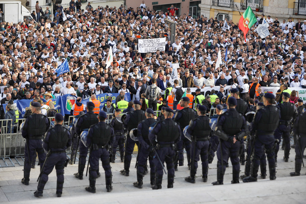 Forças de intervenção fazem um cordão de segurança na escadaria da Assembleia da República, durante a "manifestação conjunta e pacífica" dos profissionais da PSP e da GNR, para exigir ao novo Governo "a resolução rápida" dos problemas que ficaram por resolver na anterior legislatura. JOSÉ SENA GOULÃO/LUSA