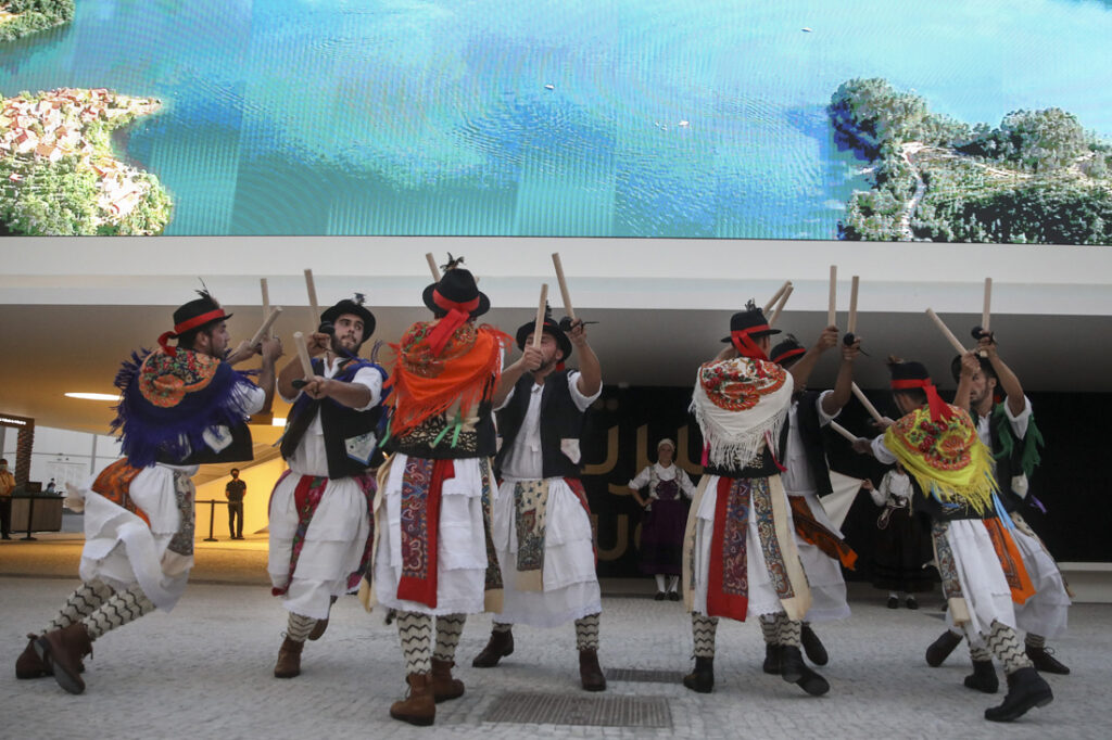 Os Pauliteiros de Miranda, do distrito de Bragança, durante a sua atuação na ExpoDubai 2020. ANDRÉ KOSTERS/LUSA