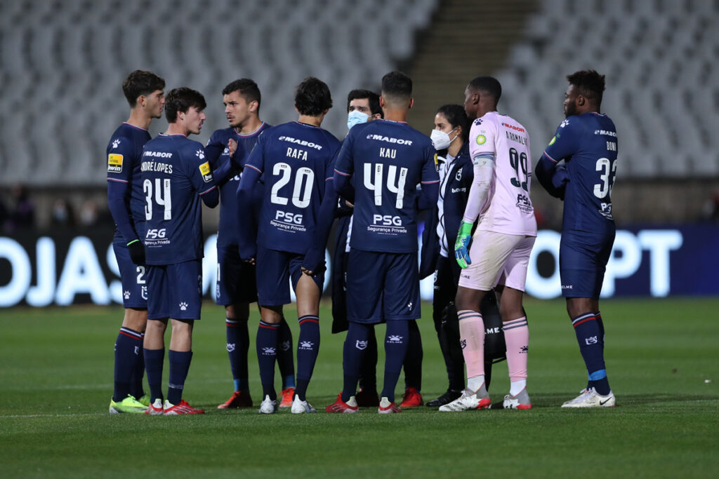 Os jogadores do Belenenses após o jogo da primeira liga portuguesa entre o Belenenses SAD e o Benfica terminou aos 48 minutos, com o Belenenses a esgotar o número mínimo de jogadores, após ter começado com apenas nove, devido a um surto de covid-19, no Estádio Nacional, em Oeiras 27 Novembro. Foto ANTONIO COTRIM/LUSA