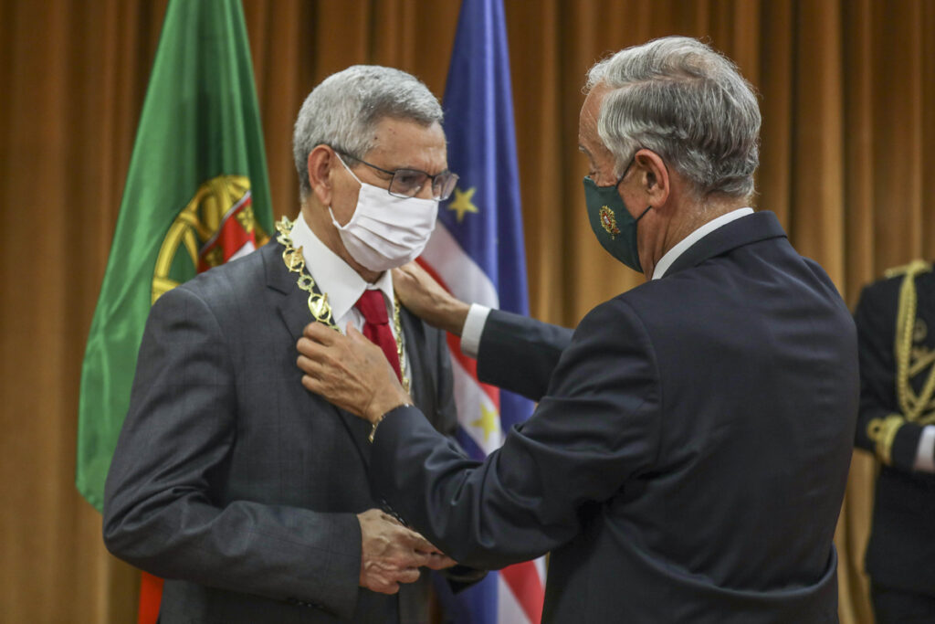 Presidente português, Marcelo Rebelo de Sousa, condecorou o então presidente de Cabo Verde, Jorge Carlos Fonseca, na noite do dia 08 na Cidade da Praia, durante visita oficial de dois dias, por ocasião da tomada de posse do novo Presidente da República de Cabo Verde, José Maria Neves. ELTON MONTEIRO/LUSA