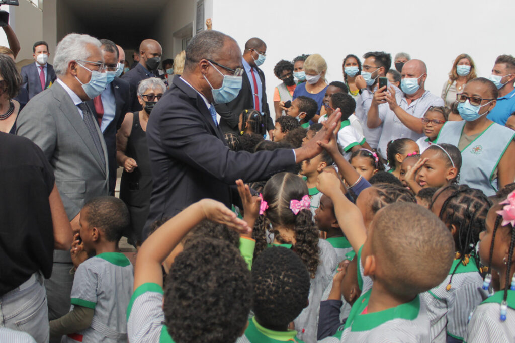 O primeiro-ministro, António Costa (E), acompanhado pelo primeiro-ministro de Cabo Verde, Ulisses Correia e Silva (C), durante uma visita à Escola Portuguesa, na Praia, Cabo Verde, 07 de março. ELTON MONTEIRO/LUSA