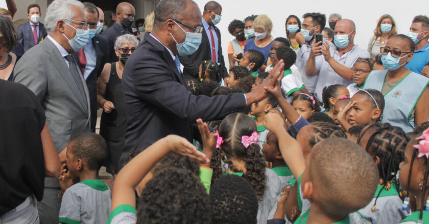 O primeiro-ministro, António Costa (E), acompanhado pelo primeiro-ministro de Cabo Verde, Ulisses Correia e Silva (C), durante uma visita à Escola Portuguesa, na Praia, Cabo Verde, 07 de março. ELTON MONTEIRO/LUSA