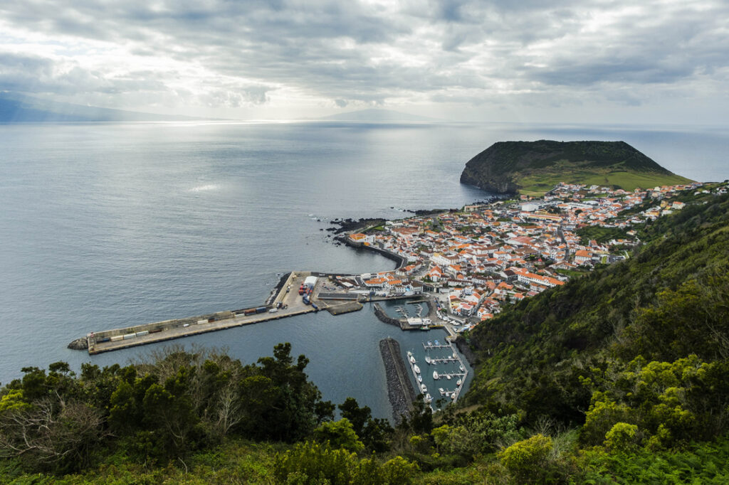 Velas, Ilha de São Jorge, Açores, 23 de março de 2022. No centro da freguesia com 790 habitantes e 21,23 quilómetros quadrados, localizada no concelho das Velas, as pessoas procuram fazer a rotina habitual, mas o ambiente é de apreensão devido à crise sísmica que está a assolar a ilha, onde desde terça-feira e até à manhã de hoje já se tinham sentido 20 sismos. ANTÓNIO ARAÚJO/LUSA