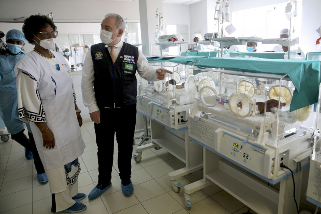 O ministro de Saúde do Brasil, Marcelo Queiroga (D), durante a visita ao Banco de Leite Humano (BLH) angolano, na Maternidade Lucrécia Paim, em Luanda, Angola, 24 de março de 2022. AMPE ROGÉRIO/LUSA