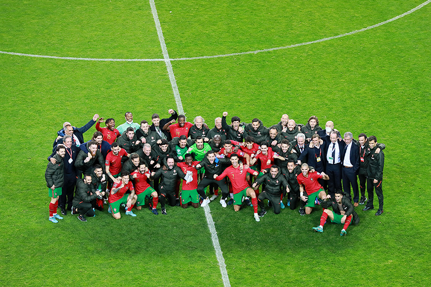 A seleção de Portugal comemora depois de vencer a partida de futebol do play-off da Copa do Mundo da FIFA Qatar 2022 contra a Macedônia do Norte, realizada no estádio do Dragão, Porto, Portugal, 29 de março. ESTELA SILVA/LUSA