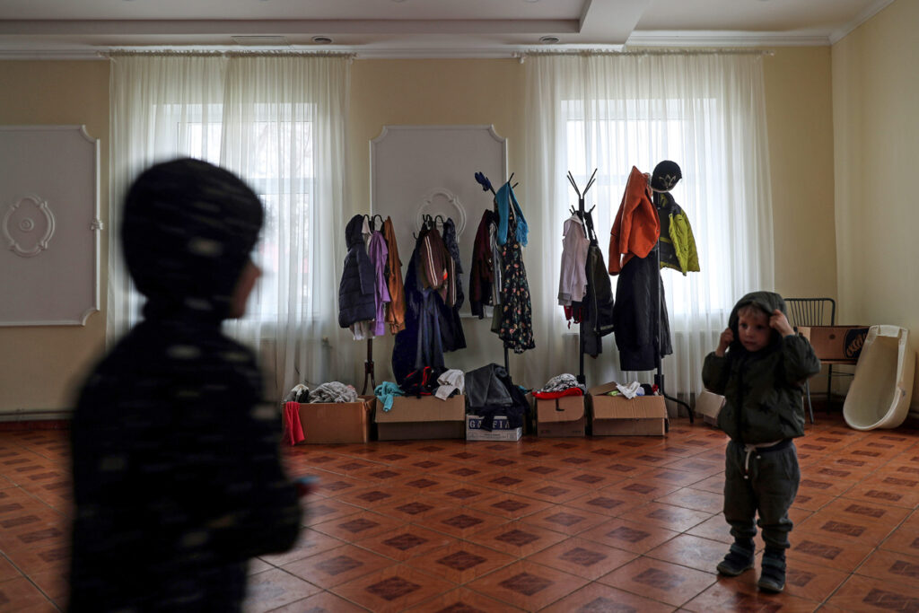 Crianças refugiadas ucranianas brincam num antigo campo de férias, transformado em local de abrigo para refugiados, onde vivem com as suas mães, em Cosnita, Moldova, 02 de abril. NUNO VEIGA/LUSA