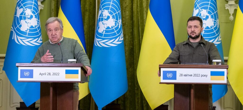 UN Photo/Eskinder Debebe Secretário-geral da ONU, António Guterres fala à mídia ao lado do presidente Volodymyr Zelenskyy da Ucrânia.