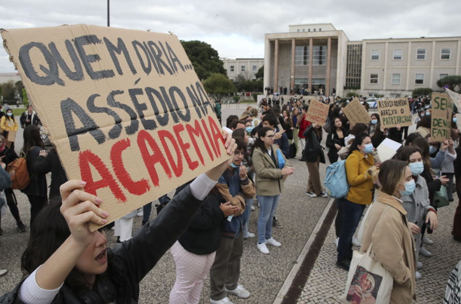 Manifestação à frente da Reitoria da Universidade de Lisboa. Foto Manuel Almeida/Lusa