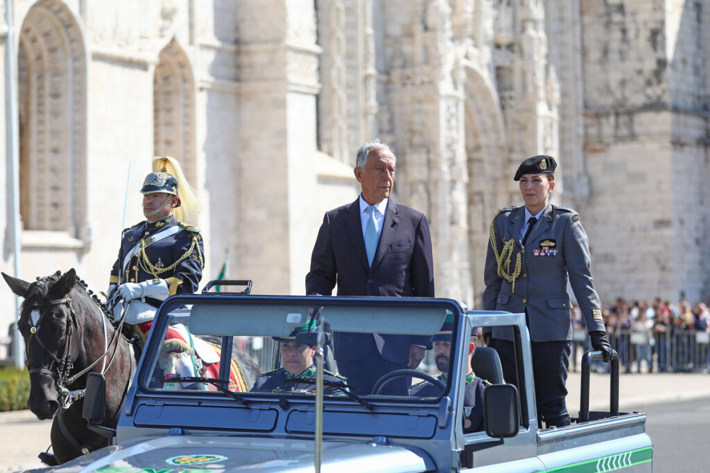 O Presidente da República, Marcelo Rebelo de Sousa (C), passa revistas às forças em parada, durante a cerimónia de comemoração do 111.º aniversário da Guarda Nacional Republicana (GNR) na Praça do Império, em frente ao Mosteiro dos Jerónimos, em Lisboa, 03 de maio de 2022. ANTÓNIO PEDRO SANTOS/LUSA