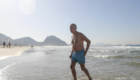 Presidente Marcelo Rebelo de Sousa, mergulhou na praia de Copacabana, no Rio de Janeiro, antes de iniciar visita oficial de 4 dias ao Brasil, 2 de julho de 2022. PAULO NOVAIS/LUSA