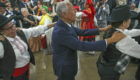 Presidente Marcelo Rebelo de Sousa (C), participa numa dança no encontro com a comunidade portuguesa na Associação Portuguesa de Brasília, Taguatinga, Brasília, Brasil, 7 de setembro de 2022. MANUEL DE ALMEIDA/LUSA