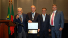 Augusto Santos Silva, presidente da AR recebeu a homenagem entregue pelo vice presidente Dr. Renato Afonso e pelo Dr. Antônio de Almeida e Silva, com o presidente Antonio dos Ramos. Foto Odair Sene | Mundo Lusíada.